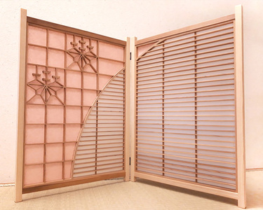 杉材使用のミニ屏風「組子屏風（二面屏風）」《サイズ（片面）：約H600mm×W430mm》