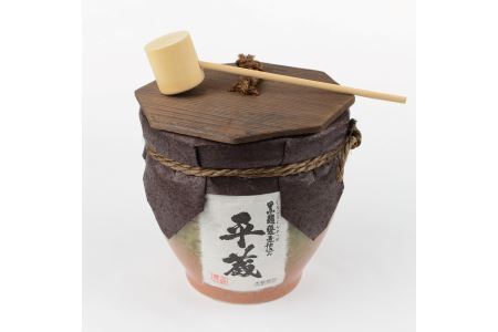 黒麹平蔵 甕壺入り 1800ml 25度 お酒 アルコール 飲料 飲み物 国産 芋焼酎 晩酌 宅呑み 家飲み 家呑み 上品 マイルド ご褒美 お祝い 記念日 地酒 おすすめ ギフト 贈り物 贈答 プレゼント おもてなし お取り寄せ グルメ おすそ分け 宮崎県 日南市 送料無料_EB16-25