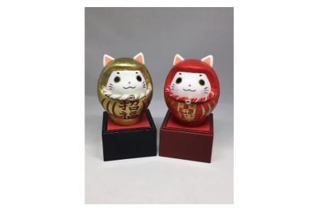 猫だるま「だるまニャン子」赤と金（台座付き）