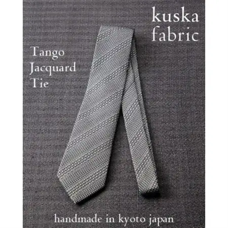 【手織りネクタイ】ホワイトグレー 丹後ジャカードタイ kuskafabric 京都・丹後のシルク織物_装飾品・工芸品 ネクタイ・ベルト 服飾小物 _【1423221】