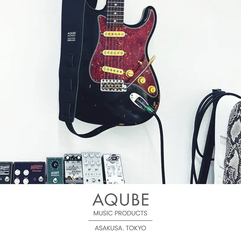 AQUBE MUSIC PRODUCTS ギターストラップ　シュリンク ブラック ［ M ］(裏面カラー：スムースオーク)_0029-004-T05-2