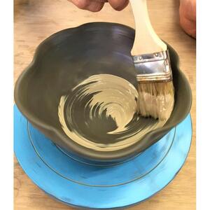 貴重な黒御影土を使い、白化粧で絵付けまで出来る陶芸体験チケット