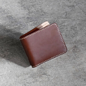 栃木レザー使用｜滑らか本革二つ折り財布｜Half wallet 01C｜チョコ｜minca（全7色)