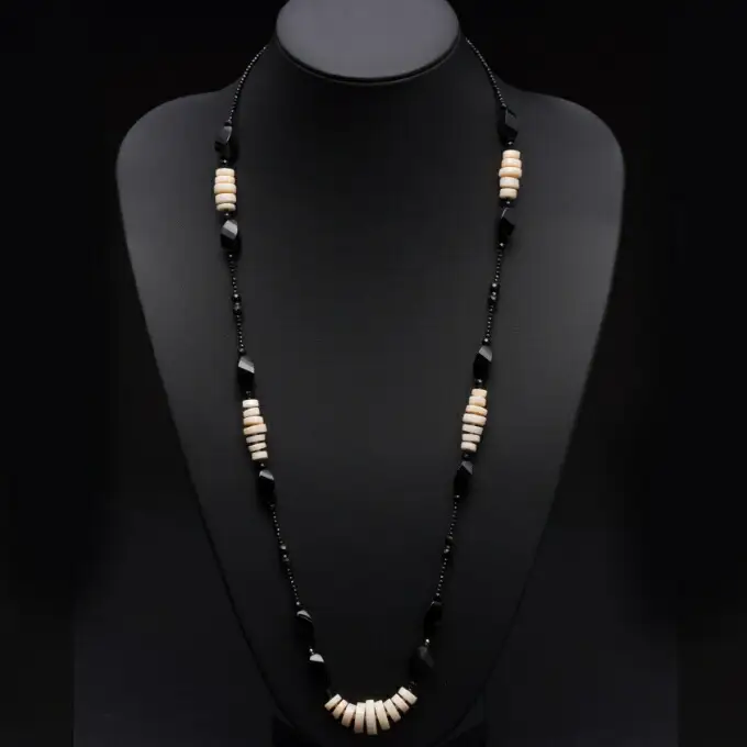 白サンゴ・オニキスのデザインネックレス【ロング】