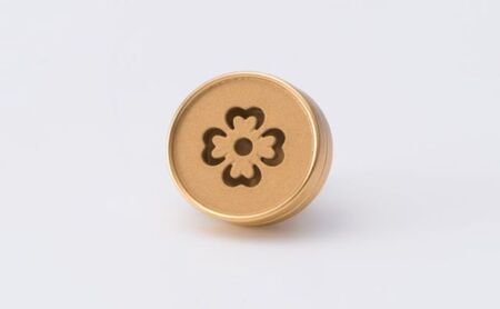 ～香りを纏う～ 　ALMA Aroma Pins-motif- 雑貨 ファッション アクセサリー ピンバッチ アロマオイル 持ち運び おしゃれ ジャケット お守り クローバー  gold/flower