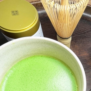 日本茶鑑定士監修の宇治抹茶（40g入り）と白ティーカップ〈お茶 茶 煎茶 緑茶 粉末 宇治抹茶 抹茶 ティーカップ 石臼挽き 飲料 加工食品 ハンドメイド 日本茶鑑定士〉