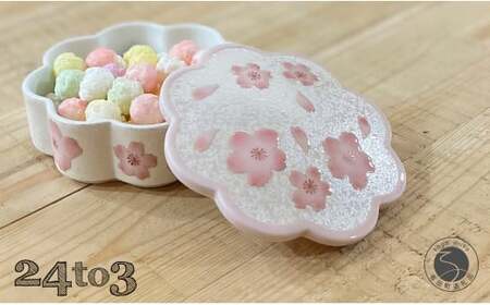 有田焼 春の器 虹彩桜花型 ボンボニエール 24to3【西富陶磁器オリジナル】食器 うつわ 器 菓子器 蓋物 磁器 小物入れ 小箱 桜 さくら ピンク ひなまつり お祝い ギフト bi073