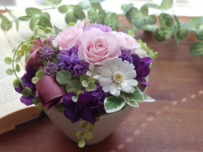 ピンクローズと紫のカーネーションアレンジ ｜ 花 はな フラワー 薔薇 バラ ローズ カーネーション ピンク 紫 アレンジ ギフト プレゼント 贈り物 プリザーブドフラワー インテリア 雑貨 誕生日祝い 記念日 新築祝い 結婚祝い 長野県 松川村 信州
