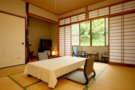 温泉総選挙「うる肌部門」全国第1位記念 かめや旅館 一泊二日ペア宿泊プラン＜迫力満点伝統石見神楽の鑑賞付き＞ 【1日1組限定】 宿泊券 宿泊チケット ペアチケット トラベル 旅行 温泉 食事 神楽 鑑賞 島根県 【188_1960】