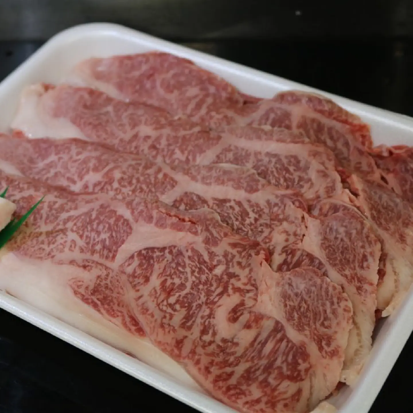 若狭牛ロースすき焼き用（冷凍）500g 【 若狭牛 牛肉 肉 ブランド牛 ロース すき焼き 霜降り 冷凍 】[A-068001]