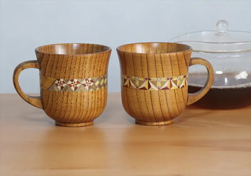 【箱根寄木細工　マグカップ2点セット】軽くて割れにくく保温性が高い木製カップを、寄木細工で彩りました。【 キッチン用品 食器 雑貨 日用品 木製食器　職人メイド 工芸品 職人の手作り おしゃれ食器 神奈川県 小田原市 寄木細工 寄木細工】