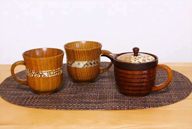 【箱根寄木細工　ティーポット＆マグカップ２点セット】軽くて割れにくく保温性が高い木製ティーセットを、寄木細工で彩りました。【 キッチン用品 食器 雑貨 日用品 木製食器　職人メイド 工芸品 職人の手作り おしゃれ食器 神奈川県 小田原市 寄木細工 寄木細工】