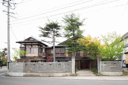 古民家をリノベーションした宿泊施設 草木ももとせ1泊2食付き2名様宿泊券【(有)アシスト實務工房】[F15401]