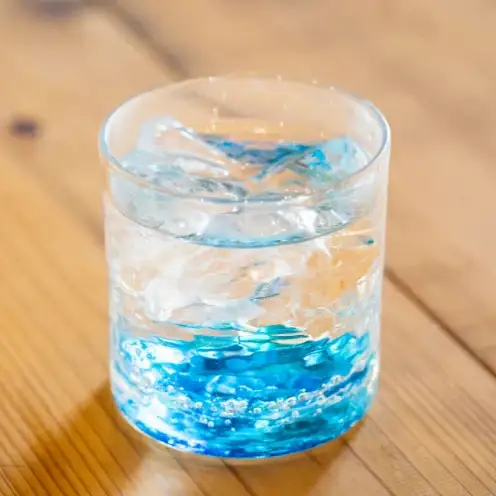 【RYUKYU GLASS WORKS 海風】オキナワオーシャン　ロック（レギュラー） 〇 沖縄 読谷村 夏 琉球ガラス GALA青い海 ガラス工房 東シナ海 青い空 ブルー うちなーすぐりむん 伝統工芸品 地場産品 人気商品 使い勝手よし プレゼントに サイズ違い有 お祝いに 爽やか 涼し気