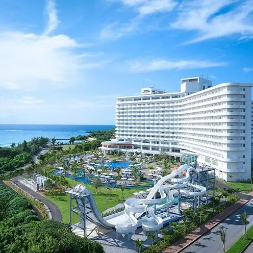 除外日有＜グランドメルキュール沖縄残波岬リゾート＞ジュニアスイート（和洋室）夕朝食付きペア宿泊券 〇 沖縄 読谷村 期間限定 青い海 西海岸 灯台 ビーチ オーシャンビュー 広め 家族旅行 食事付き フリーフロー 屋外プール ウォータースライダー 県内初 県内最大級 ランチ無し 76平米 大浴場