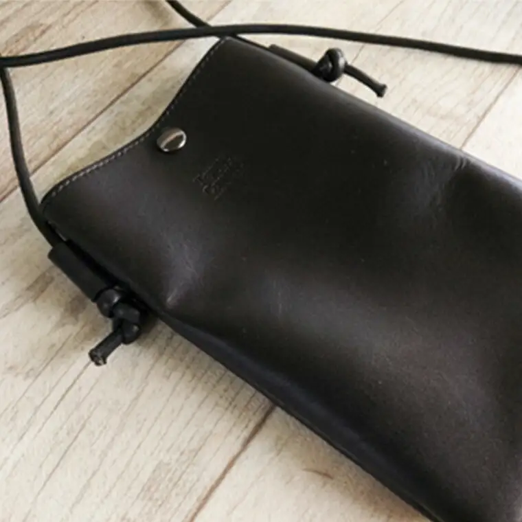 Tajima Cowhide スマホポーチ / ポーチ 大きめサイズ ブラック グリーン 牛革 軽量 経年変化 但馬牛 タジマカウハイド かばん カバン バッグ 鞄