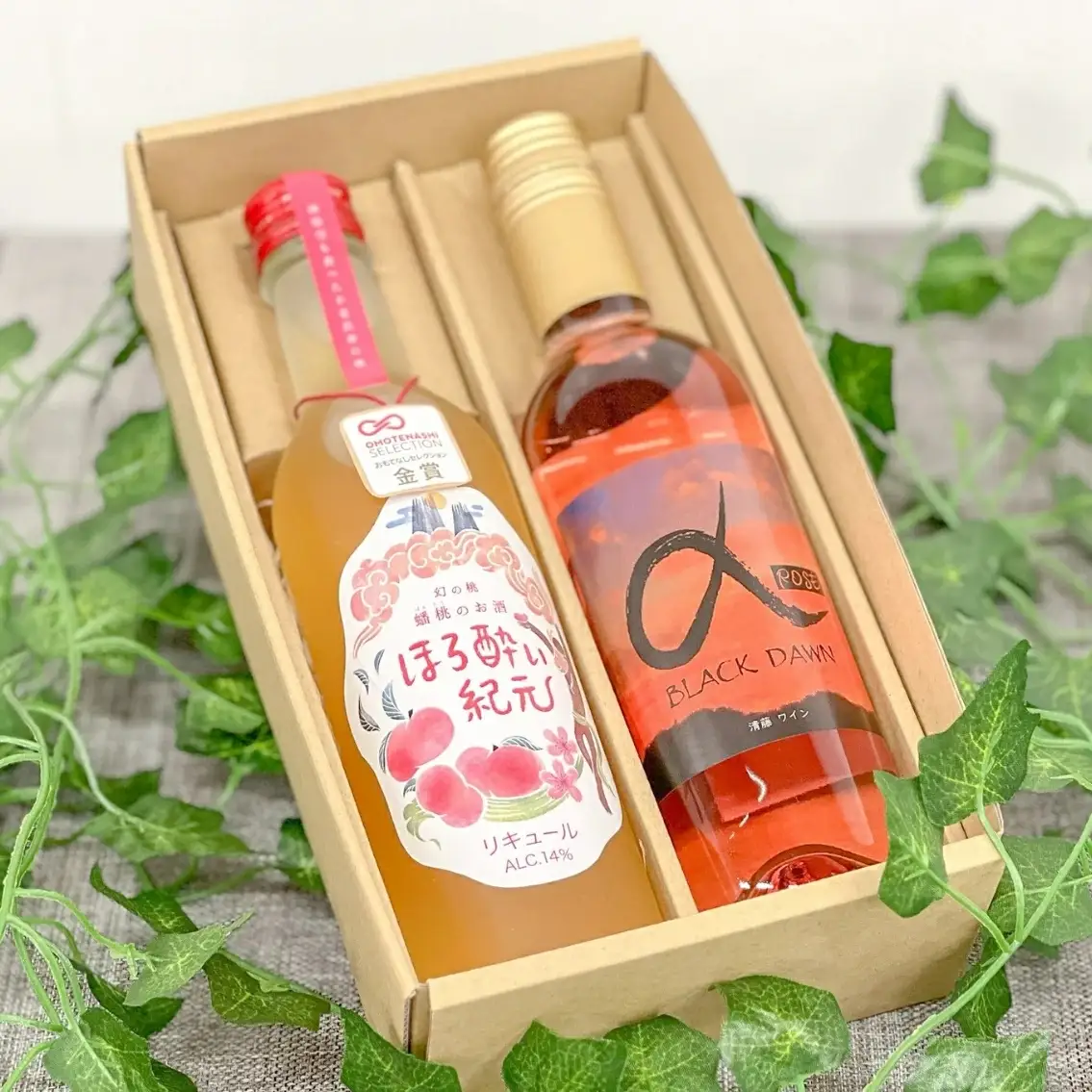 希少な桃「蟠桃（ばんとう）」と葡萄「黒いアルファ」の果実酒2本セット(岡山県産) 【KF-S009-01】