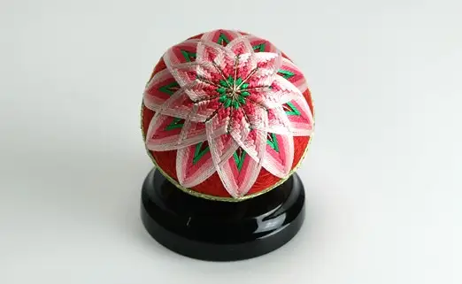 【加賀手まり】（赤）花てまり・小［黒塗台］