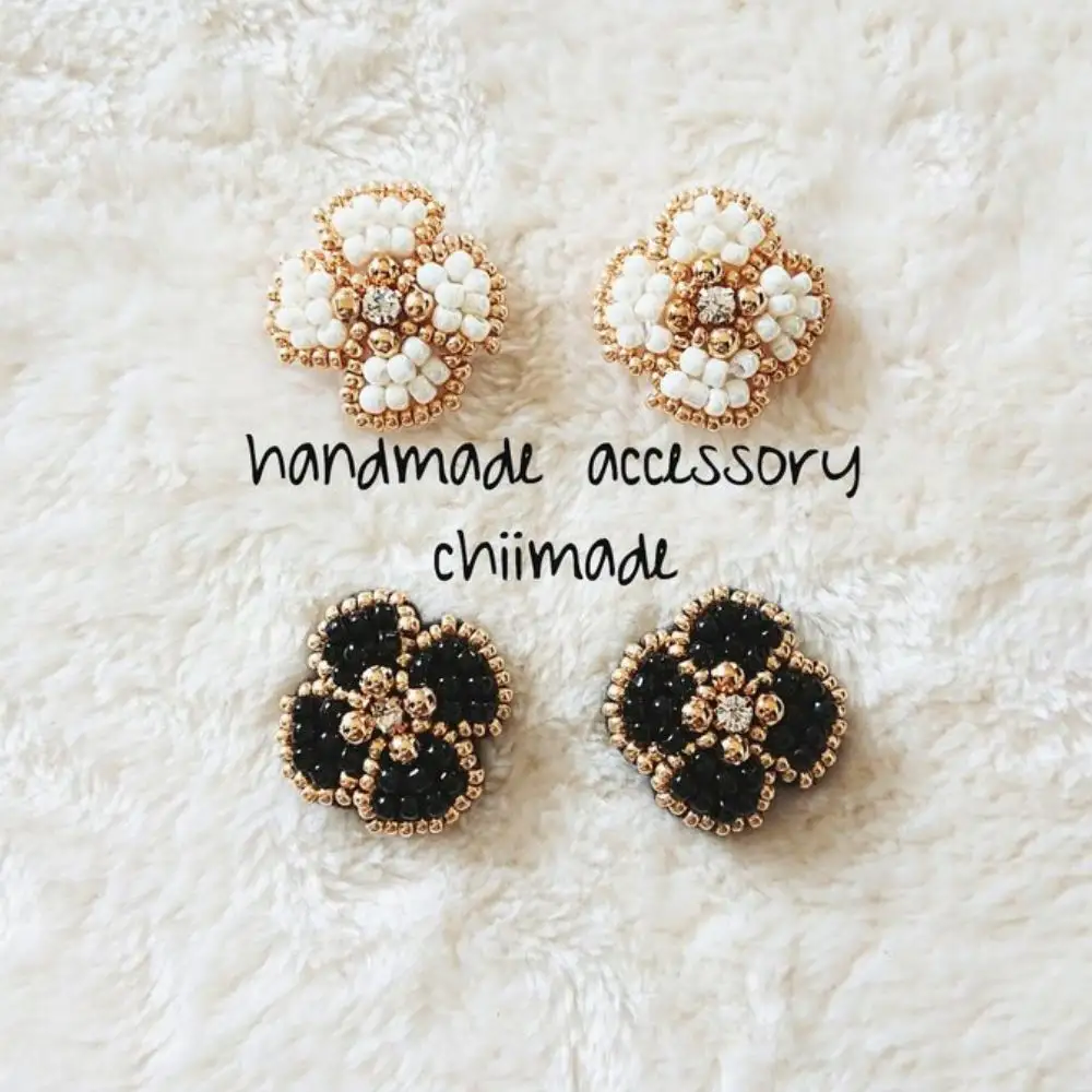ビーズ 刺繍 お花 :ピアス 白（ふちゴールド）ジュエリー アクセサリー chiimade