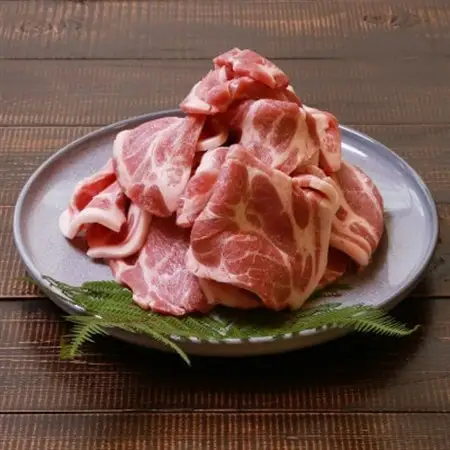 やわらかで肉厚 越後もち豚肩ロース 焼肉用900g【配送不可地域：離島】【1644005】
