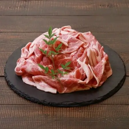 肉厚でジューシー 越後もち豚肩ロース すきやき用900g【配送不可地域：離島】【1644007】