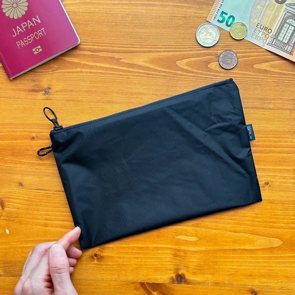 【黒】A6が入るとっても軽いナイロンフラットポーチ（マチなし）旅行用や化粧品にも