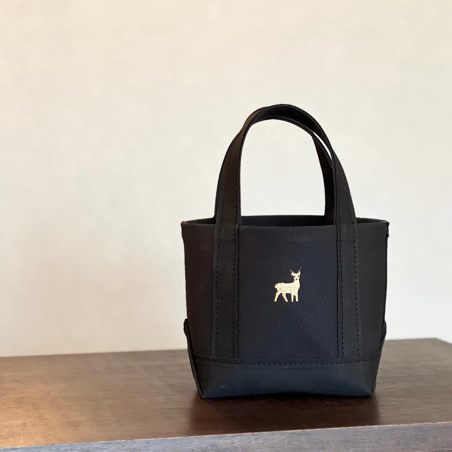 《Milih×NARA》オールブラックの"鹿"刺繍トート S【cbm02】