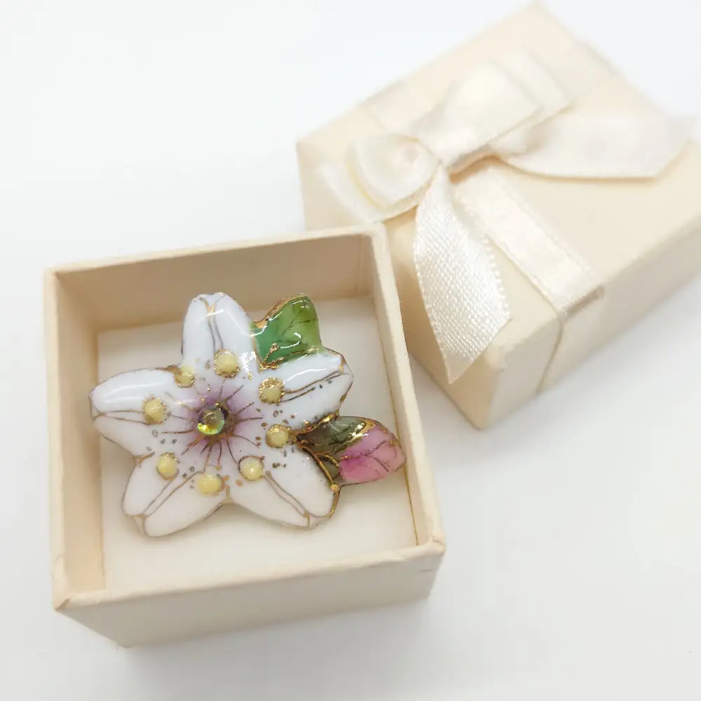ブローチ 金彩無線七宝焼　桜のタックピンブローチ(ピンバッジ)
