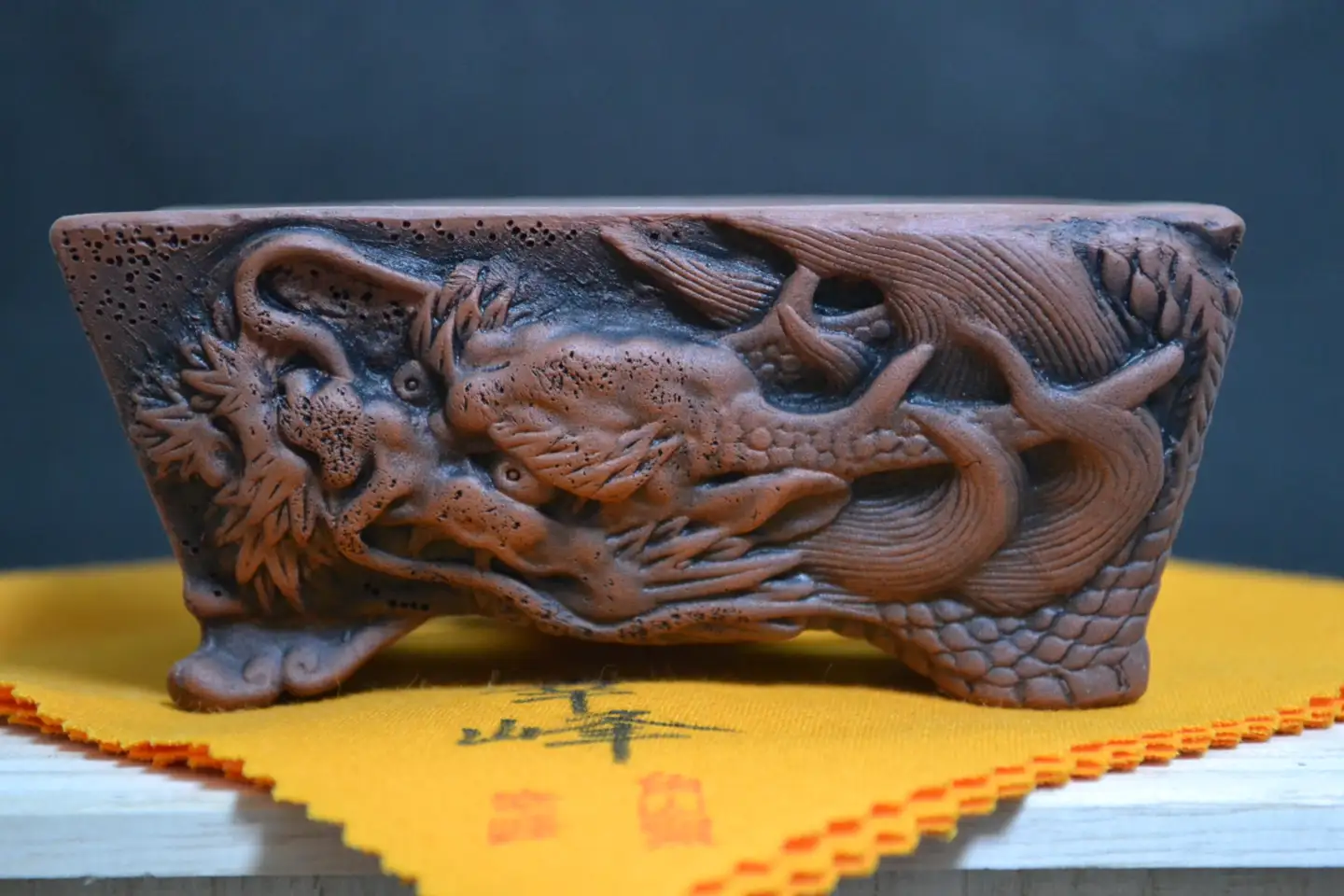 常滑焼　龍長方鉢| 長方龍鉢 焼き物 特産品 贈り物 盆栽 職人 浮彫細工 角山陶苑 幸峰作 朱泥 桐箱付き 園芸 日本製 愛知県 常滑市
