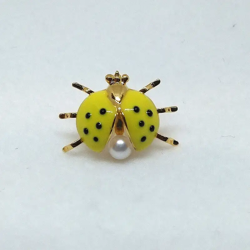 2110 真珠ピンブローチ・てんとう虫（黄色）（淡水本真珠・ボタン） 贈り物 かわいい カジュアル オシャレ クリスマスプレゼント アクセサリー