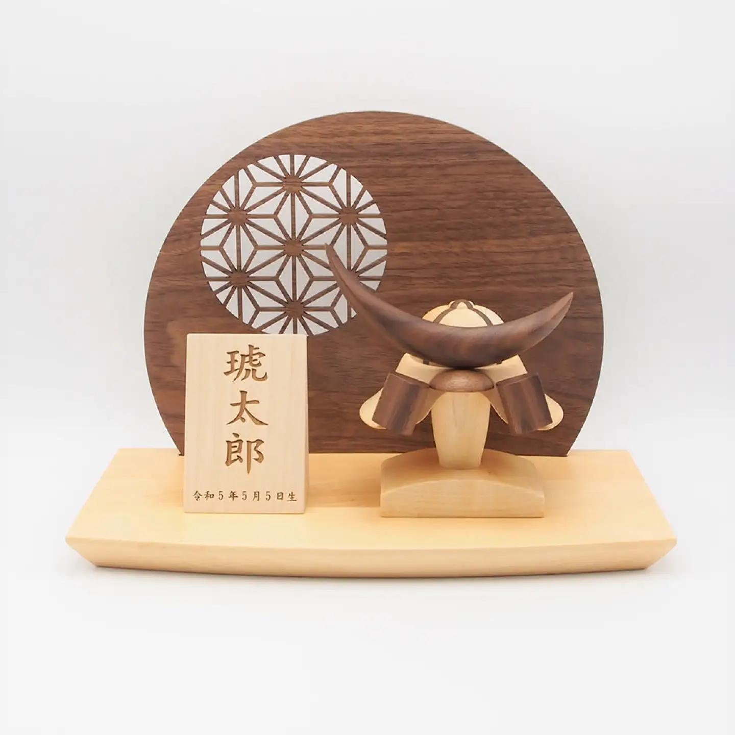 木製兜（かぶと）「三日月前立タイプ」名入り立札(大)　端午の節句 五月人形 日田市 / 合同会社ウッドアート楽[ARDN047]