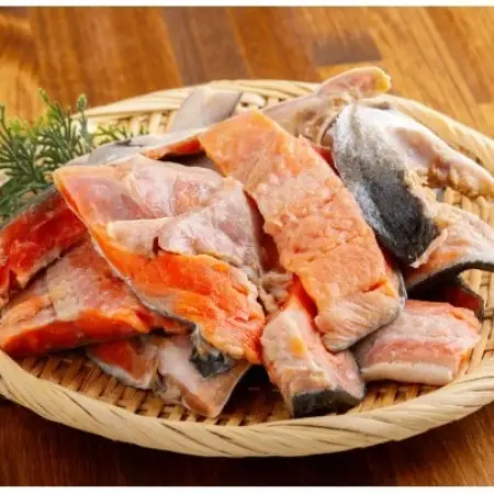 【訳あり】天然紅鮭 ご家庭用切身 1kg(カマ・尾含む)【配送不可地域：離島】【1748658】