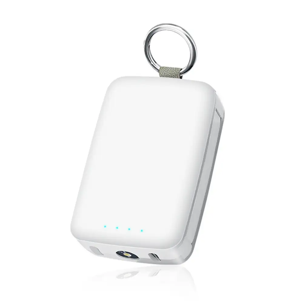【ホワイト】モバイルバッテリー 6800mAh大容量 iPhone/Type-Cケーブル内蔵 パワフル 軽量 二台同時充電 LEDライト付き SOS信号 カラビナ付き キーリング付き Android/iOS対応 急速充電 極小 残電量表示 防災電源 iPhone17/16/15充電 90日安心保証付き【PL保険加入済み製品・安心】