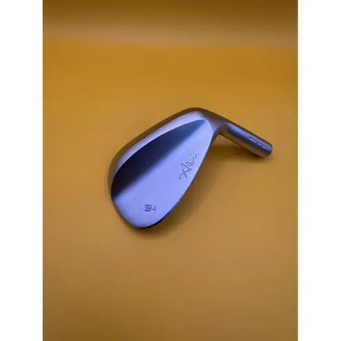 【福岡市】Abi Wedge ホワイトクロムメッキ54°　フジクラTRAVIL（105S）女性クラフトマンの阿比留俊子　設計・デザイン