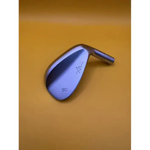 【福岡市】Abi Wedge ホワイトクロムメッキ50°　フジクラTRAVIL（105S）女性クラフトマンの阿比留俊子　設計・デザイン