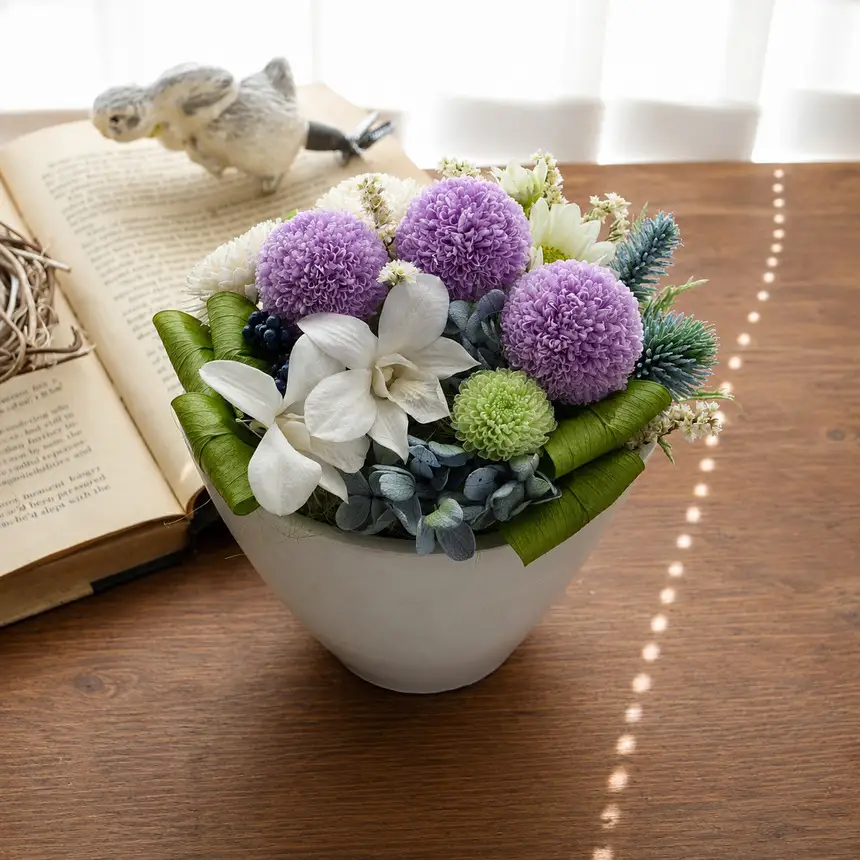 想いを静かに届ける、手仕事仕立てのお供えアレンジメント アクリルケース入り | Flower Shop 花野果