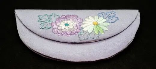 【加賀繍】（うす紫）数珠入れ「菊華」