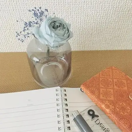 プリザーブドフラワー癒しと集中力が高まる青バラの一輪挿し【1393056】