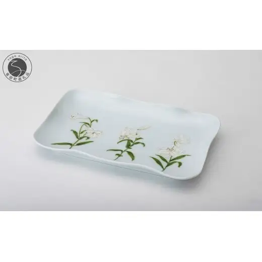 有田焼 白百合 スクエアトレイ【深川製磁】食器 器 うつわ 百合 ユリ 長角皿 スクエアプレート 和食器 白 ホワイト モダン 上品 aa072