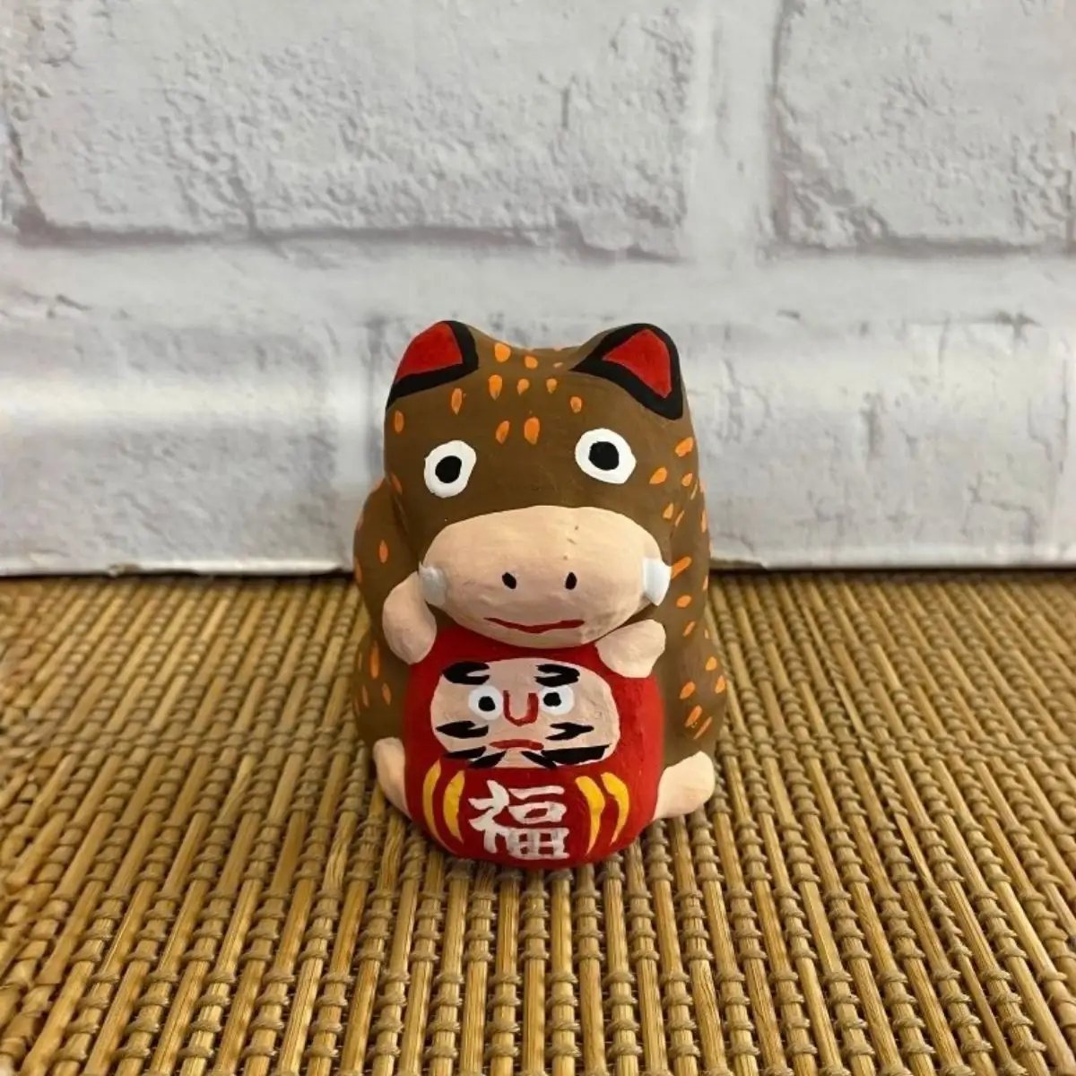 達磨抱き亥(いのしし)手作り張子人形【埼玉県 春日部市 達磨抱き亥 いのしし 干支 置物 手作り 張子人形 だ 縁起物 伝統工芸 ギフト】（AW010-1）