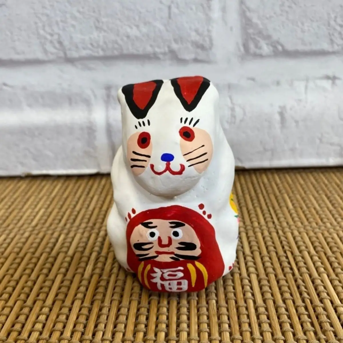 達磨抱き卯(うさぎ)手作り張子人形【埼玉県 春日部市 達磨抱き卯 うさぎ 干支 置物 手作り 張子人形  縁起物 伝統工芸 ギフト】（AW011-1）