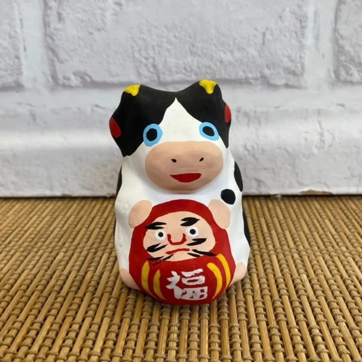 達磨抱き丑(うし)手作り張子人形【埼玉県 春日部市 達磨抱き丑 うし 干支 置物 手作り 張子人形 縁起物 伝統工芸 ギフト】（AW012-1）