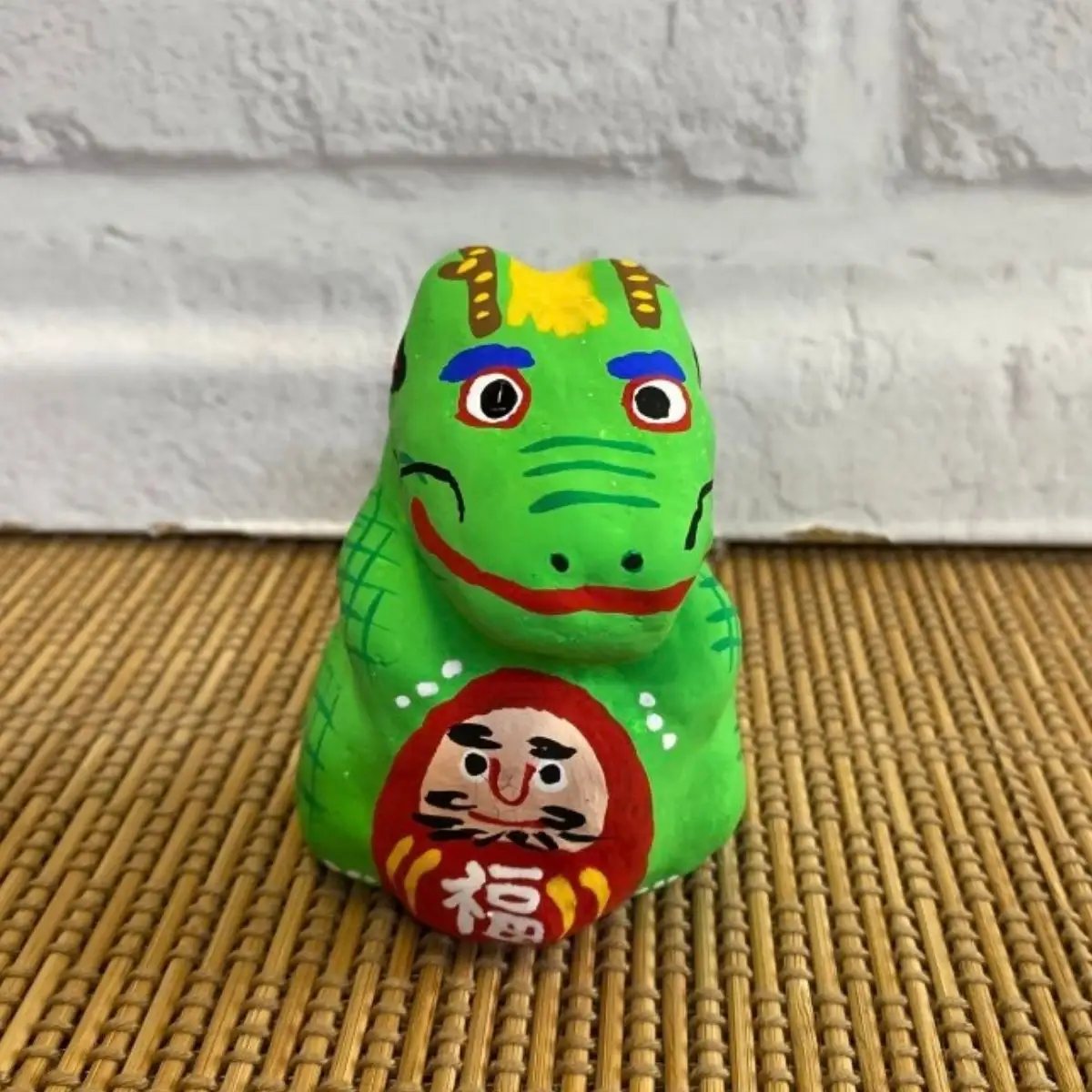 達磨抱き辰(たつ・龍)手作り張子人形【埼玉県 春日部市 達磨抱き辰 たつ 龍 干支 置物 手作り 張子人形 縁起物 伝統工芸 ギフト】（AW016-1）