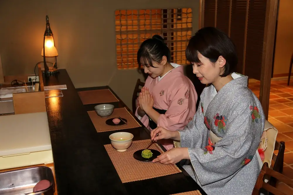 【西陣活性化を応援！】西陣老舗の和菓子ペア喫茶付き　きもの体験（１名様分）
