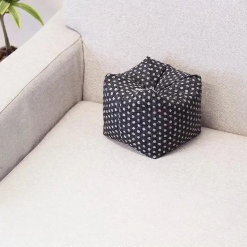 【 洛中高岡屋 】使い方がいろいろな寛ぎのアイテム さいころ枕（あられ黒）