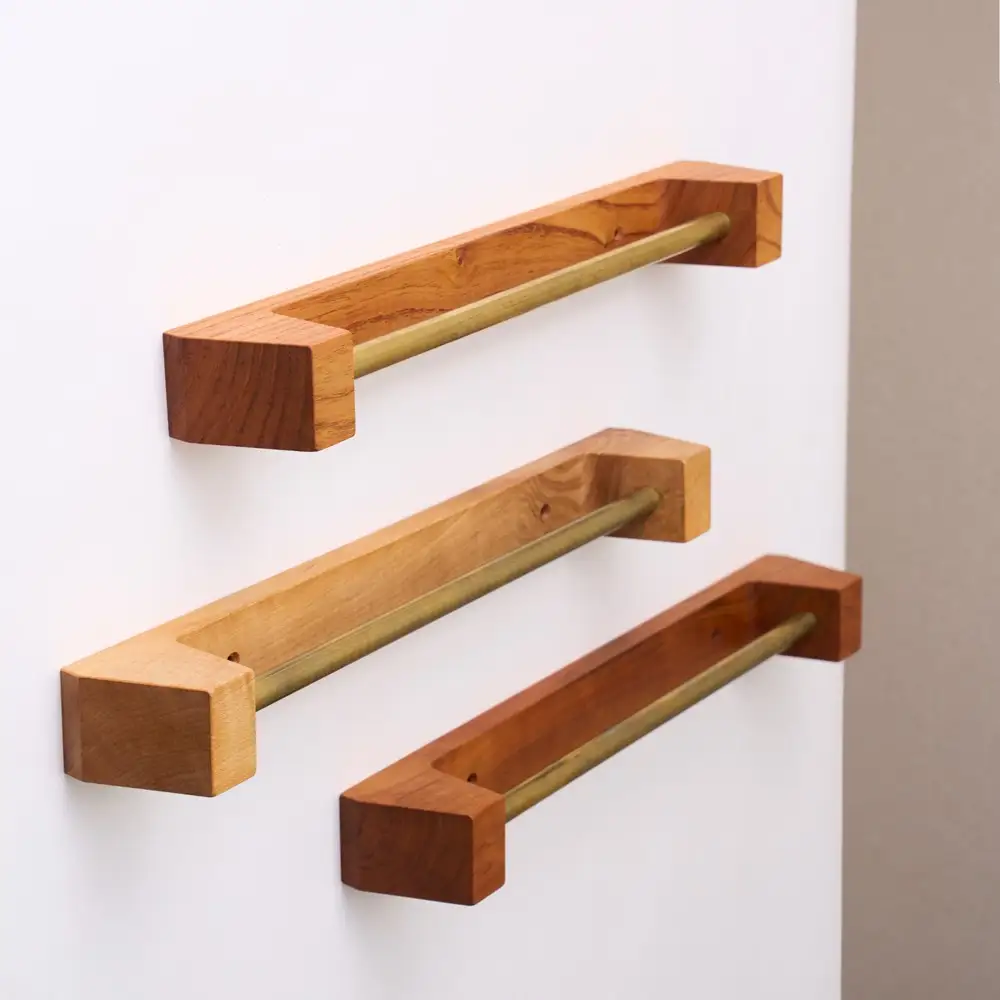 木の存在感がある「タオルかけ」（材料：職人おまかせ）【GOOD WOOD WORKS】_HA0431