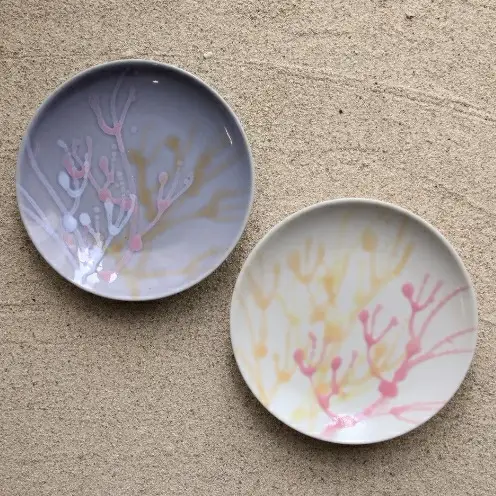 【datta.沖縄南の島陶芸工房】珊瑚プレート 取り皿（2枚セット）紅掛空色×純白 ☆ 読谷村 やちむん お皿 器 伝統工芸品 可愛らしい サンゴ コーラル セット商品