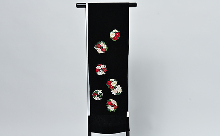 帯揚げ　黒地に赤・白・グリーンの花丸紋の刺繍　帯上げ　着物に 織物 ファッション 和装 式 篠原縫製