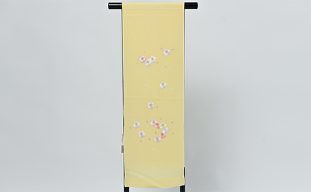 帯揚げ　黄色に花柄の刺繍　帯上げ　着物に 織物 ファッション 和装 式 篠原縫製