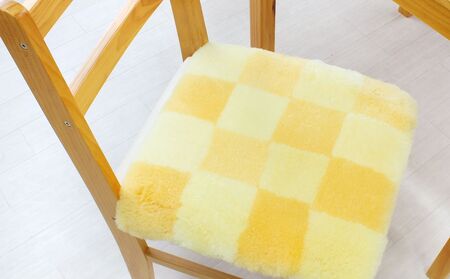 奈良 (株)マスダ製 ムートン座布団 2枚組 チェック柄 イエロー 40cm×40cm／ ムートン 羊毛皮 羊毛 スプリングラム 100％使用 座布団 ラグ インテリア オールシーズン 通年 贈り物 プレゼント 誕生日 記念日 株式会社マスダ 奈良県 宇陀市 ふるさと納税